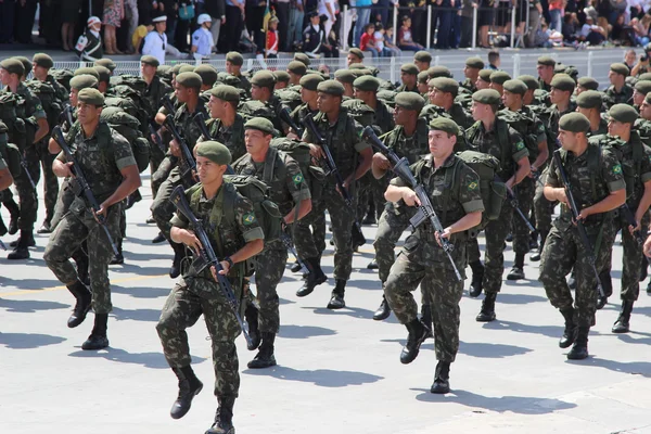 Στρατιώτες που παρελαύνει στη γιορτή της ανεξαρτησίας της Βραζιλίας — Φωτογραφία Αρχείου