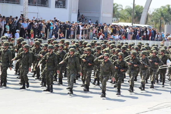 Soldati che sfilano per celebrare l'indipendenza del Brasile — Foto Stock