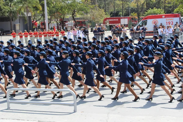 Kvinnor i militärparad av självständigheten av Brasilien — Stockfoto