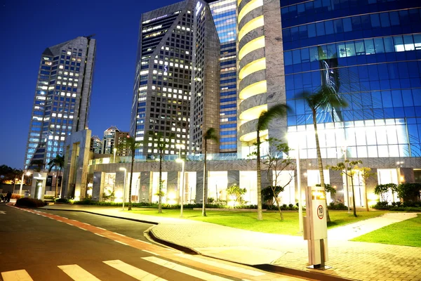 Edificios del centro de negocios en sao paulo Brasil noche —  Fotos de Stock