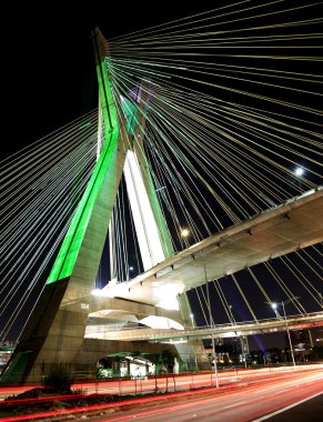 Kablolar üzerinde asma köprü Led ışıkları ile yaktı