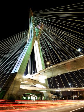 Kablolar üzerinde asma köprü Led ışıkları ile yaktı