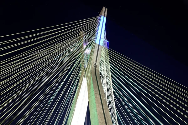 Puente suspendido sobre cables iluminados con luces led — Foto de Stock