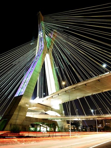 Brücke an Seilen aufgehängt und mit LED-Lampen beleuchtet — Stockfoto