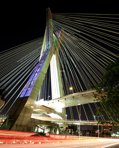 A kábelek, felfüggesztett hídon megvilágított LED-es lámpák — Stock Fotó