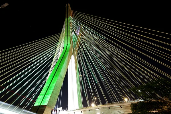 Мост подвешен на кабелях, освещенных светодиодными лампами — стоковое фото