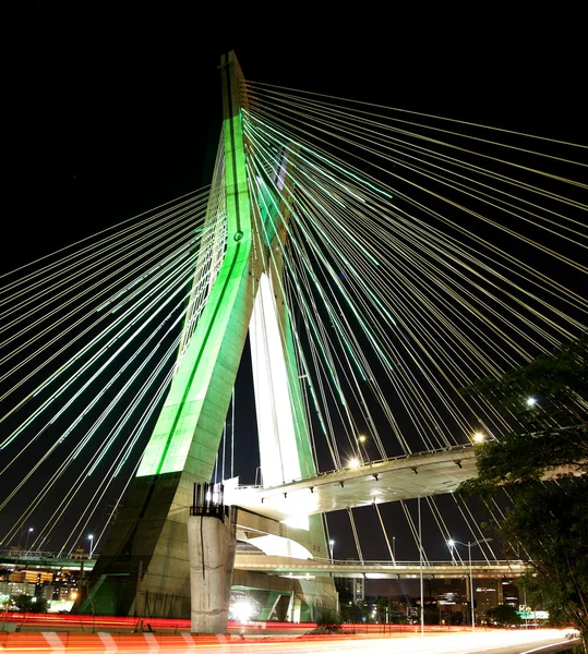 Мост подвешен на кабелях, освещенных светодиодными лампами — стоковое фото