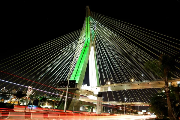 Puente suspendido sobre cables iluminados con luces led —  Fotos de Stock