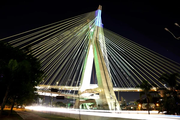Brücke an Seilen aufgehängt und mit LED-Lampen beleuchtet lizenzfreie Stockbilder