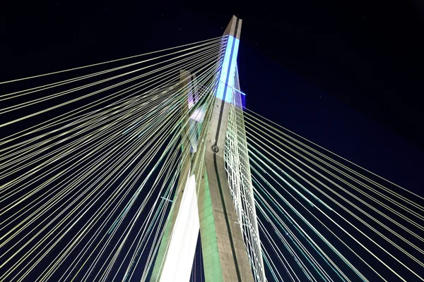 Brücke an Seilen aufgehängt und mit LED-Lampen beleuchtet lizenzfreie Stockfotos