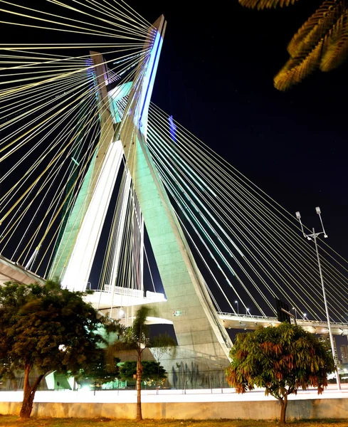 Brücke an Seilen aufgehängt und mit LED-Lampen beleuchtet lizenzfreie Stockfotos