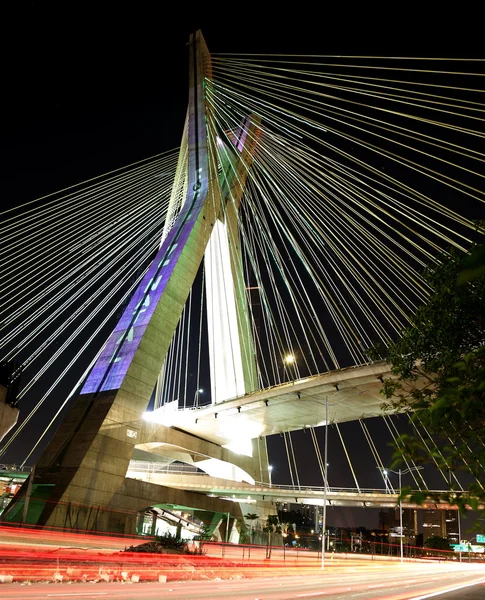 Brücke an Seilen aufgehängt und mit LED-Lampen beleuchtet Stockbild