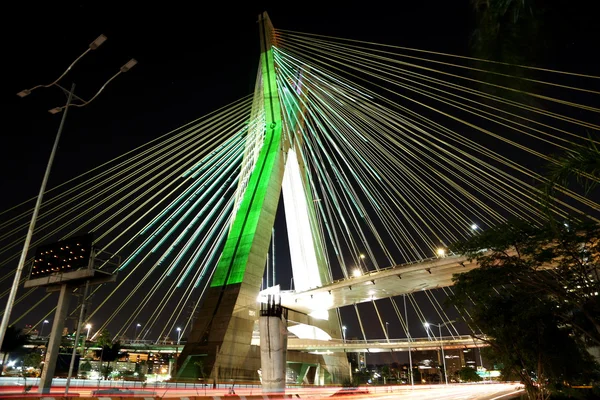 Brücke an Seilen aufgehängt und mit LED-Lampen beleuchtet Stockbild