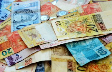 Brezilya para çeşitli banknottan