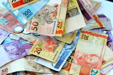 Brezilya para çeşitli banknottan