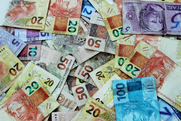Dinheiro do Brasil em várias denominações — Fotografia de Stock
