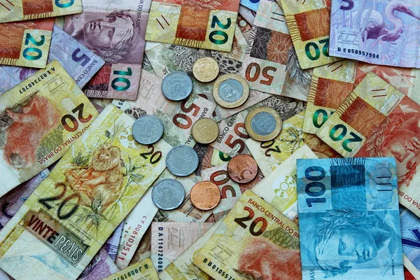 Brasilianisches Geld in verschiedenen Stückelungen — Stockfoto