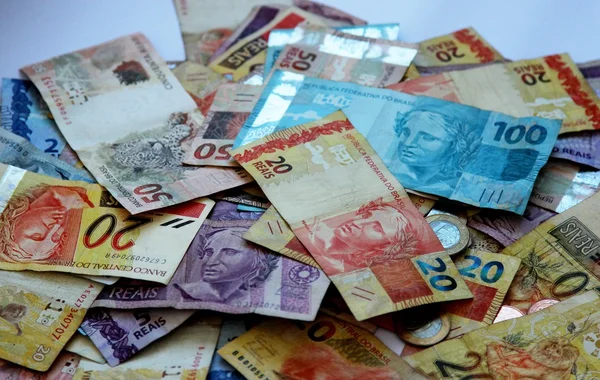 Brazilië geld in verschillende denominaties — Stockfoto