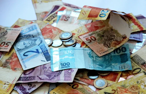 Brasilianisches Geld in verschiedenen Stückelungen — Stockfoto