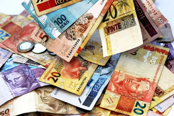 Brasilianisches Geld in verschiedenen Stückelungen — Stockfoto