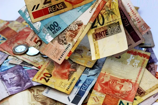 Brasilianisches Geld in verschiedenen Stückelungen — Stockfoto