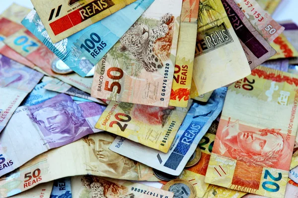 Brasilianisches Geld in verschiedenen Stückelungen — Stockfoto