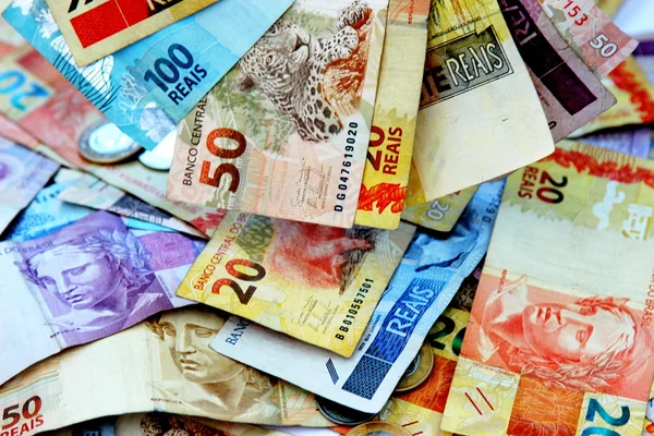 Brasilianisches Geld in verschiedenen Stückelungen — Stockfoto