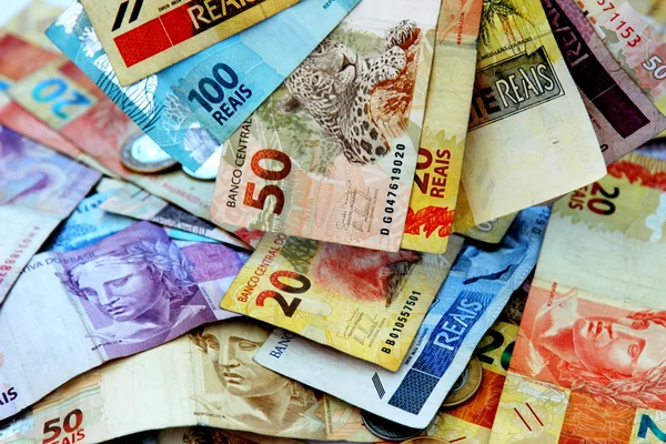 Dinheiro do Brasil em várias denominações — Fotografia de Stock