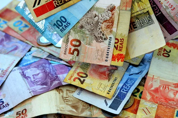 Бразильские деньги в различных номиналах — стоковое фото