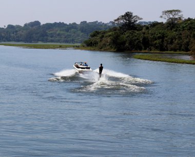 Güneşli su aşırı spor