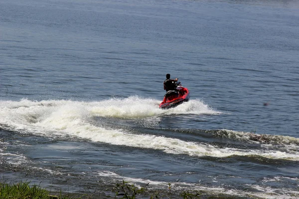 Jetski doen stunts op het water — Stockfoto