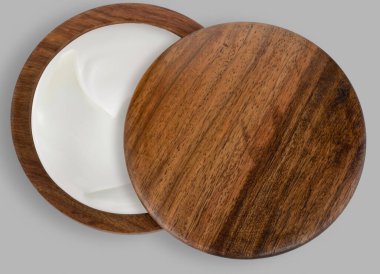 Beyaz kozmetik krem ile çevre dostu ahşap kavanoz doğal cilt markalaşması için tarafsız arka planda kısmen açıldı.