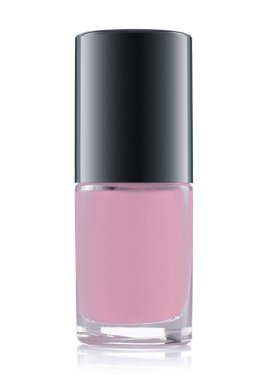 Beyaz arka planda tırnak cilası şişesi