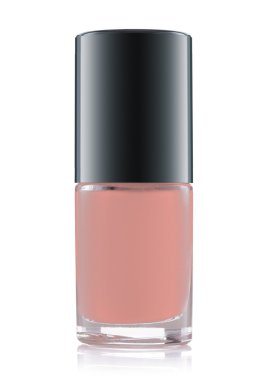 Beyaz arka planda tırnak cilası şişesi