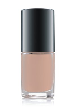 Beyaz arka planda tırnak cilası şişesi