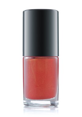 Beyaz arka planda tırnak cilası şişesi