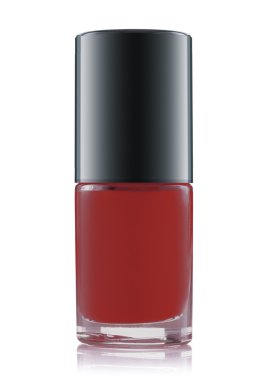 Beyaz arka planda tırnak cilası şişesi