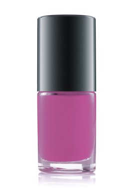 Beyaz arka planda tırnak cilası şişesi