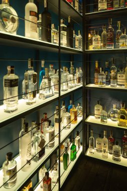 Kyiv, Ukrayna - 20 Ekim 2025: Birinci sınıf içki şişeleri bir bar deposundaki arka aydınlatma raflarında sergilenerek, çeşitli uluslararası alkollü içecekler çeşitliliğini vurguluyor.