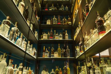 Kyiv, Ukrayna - 20 Ekim 2025: Bir bar deposundaki çeşitli içki şişeleriyle dolu birden fazla rafın görüntüsü,.