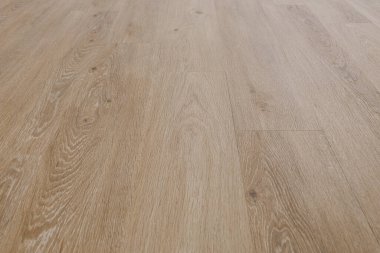 Çağdaş bir iç mekanda ahşap vinil döşeme perspektif görünümü, broşür, katalog veya web pankartı kullanımı için tahıl eklemleri ve tahıl deseni vurgulanması.