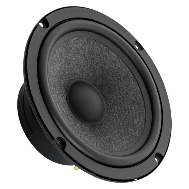 Koni şeklini vurgulayarak ve otomotiv ses uygulamaları için kalite geliştirerek, beyaz arka planda bir araba ses aralığı hoparlörünün açılı yakın plan görüntüsü.