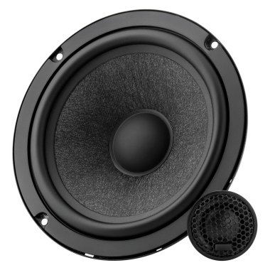 İki yönlü bir otomotiv ses sisteminin bileşenlerini bembeyaz gösteren ayrı tweetleyen araba ses hoparlörü..