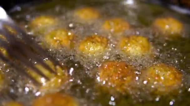 ファラフェル-ひよこ豆、ハーブ、スパイスの混合物は、野菜油を沸騰で揚げ. — ストック動画