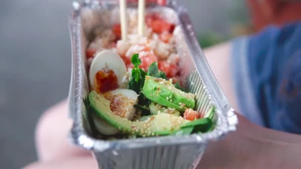 自由职业者用筷子吃着外卖的亚洲菜. — 图库视频影像