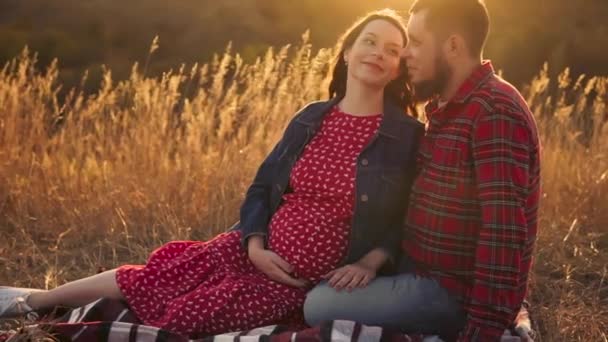 Gelukkig stel aanstaande ouders, een zwangere vrouw en haar man zijn vol liefde. — Stockvideo