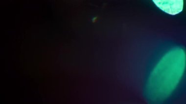 Döngülü gökkuşağı arka planı. Güzel ışık başkalaşımları. Işığın huzuru kaotik bir şekilde titreşiyor. 