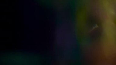 Bayramlık holografik mercek fişekleri. Sürrealist ışık geçişleri. Işığın huzuru karanlık uzayda parlar..