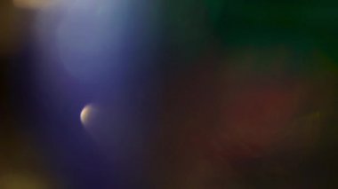 Premium spektral lens parlamaları. Moda ışık sızıntısı. Karanlık uzayda titreşen ışığın huzuru. 