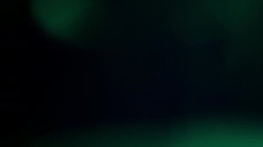 Renkli ışık cam parçalarını kırıyor. 